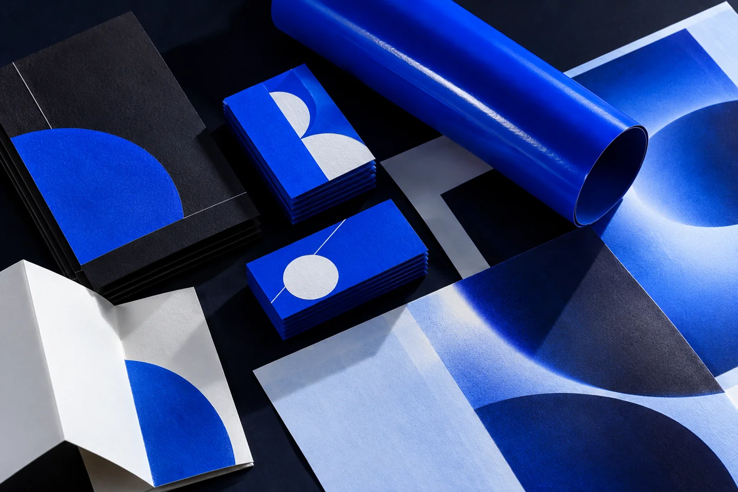 Mockup conceptual de tarjetas y láminas azul eléctrico sobre una mesa oscura